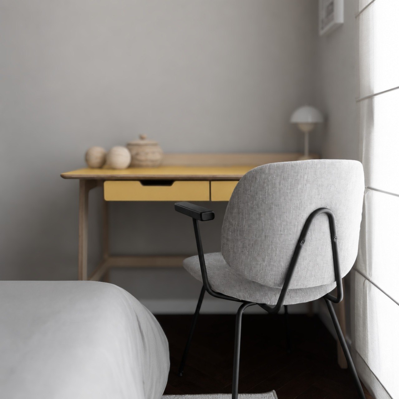 שולחן כתיבה Junior Desk עם משטח צהוב ורגלי ליבנה וכיסא אפור בחדר שינה מעוצב - RANCO